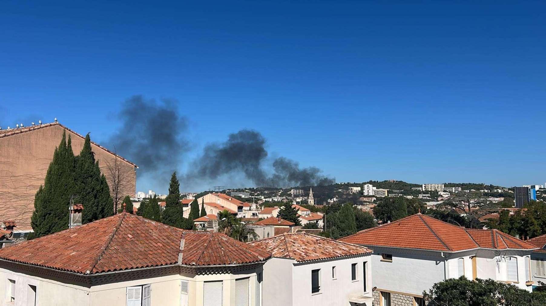 Deux bateaux brûlent sur le quai François Marceau à Martigues