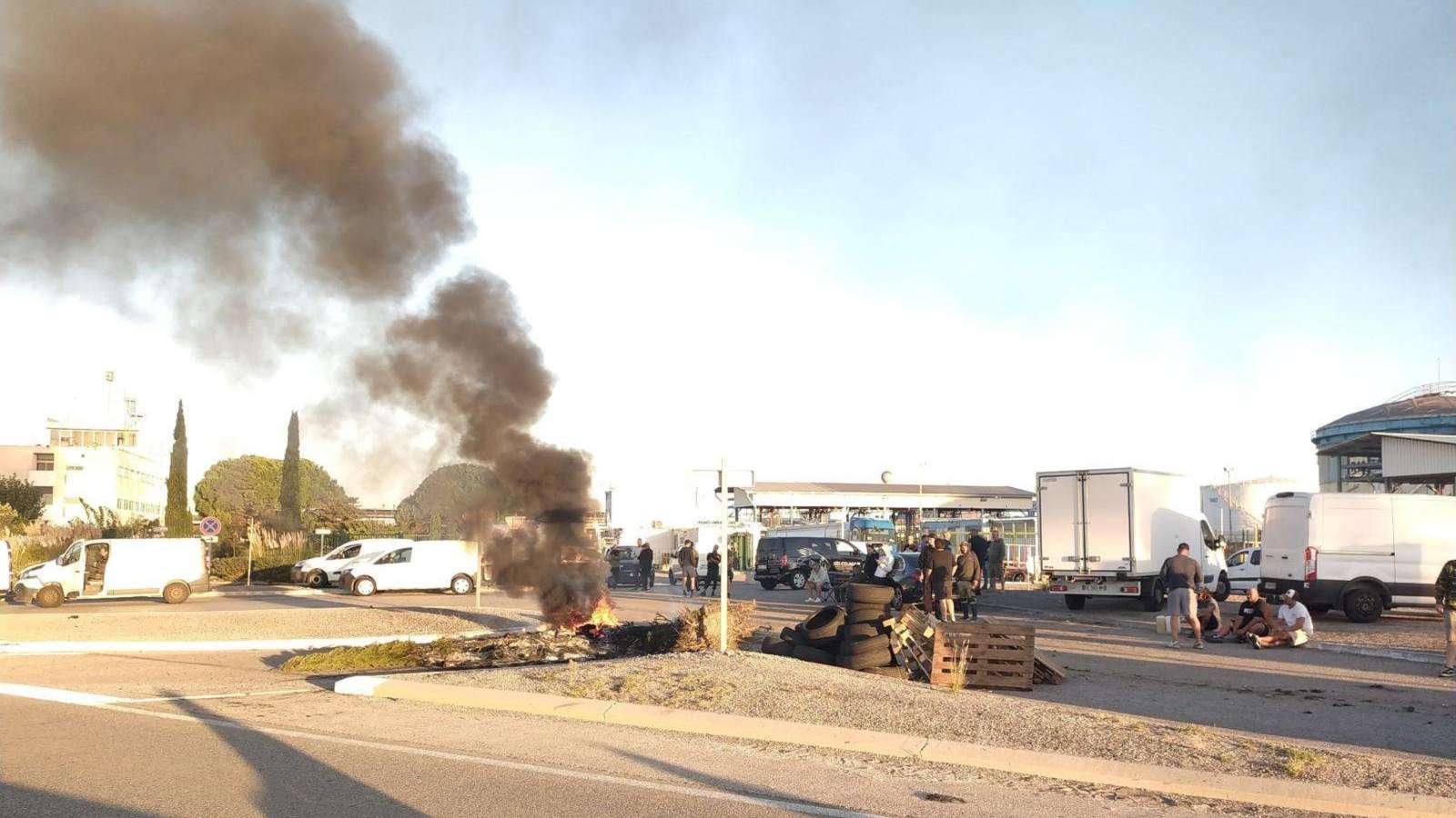 Fos-sur-Mer : « Notre trésorerie a fondu », les pêcheurs bloquent le dépôt pétrolier face à l'envolée du carburant