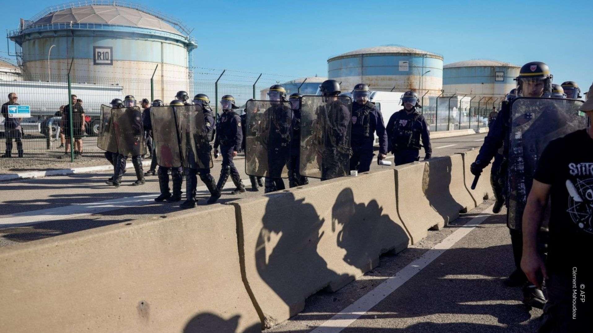Carburants : levée du blocage par les pêcheurs du dépôt pétrolier de Fos-sur-Mer