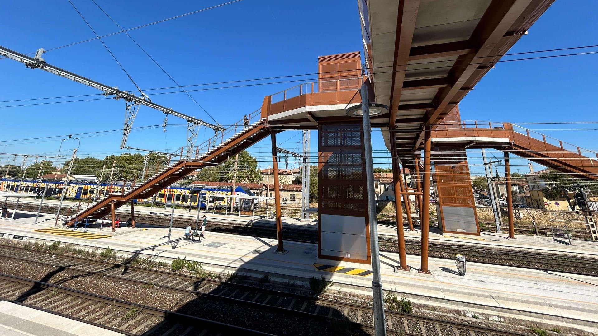 Miramas : la nouvelle passerelle divise les usagers entre gain de sécurité et casse-tête pratique