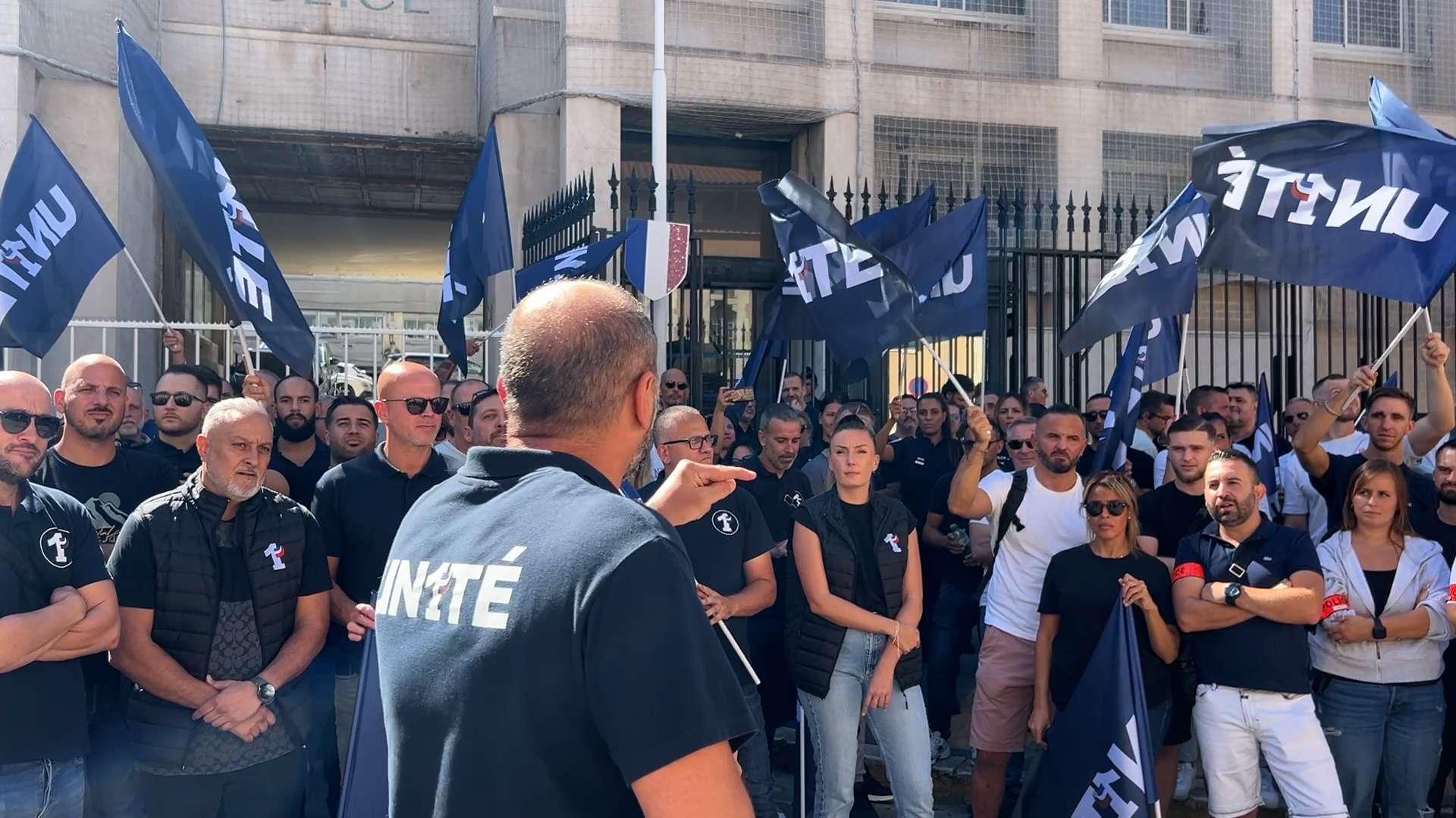 « À 62 ans, on ne peut pas courir après des bandits » : à Marseille, les policiers du syndicat Unité se mobilisent devant l'hôtel de police