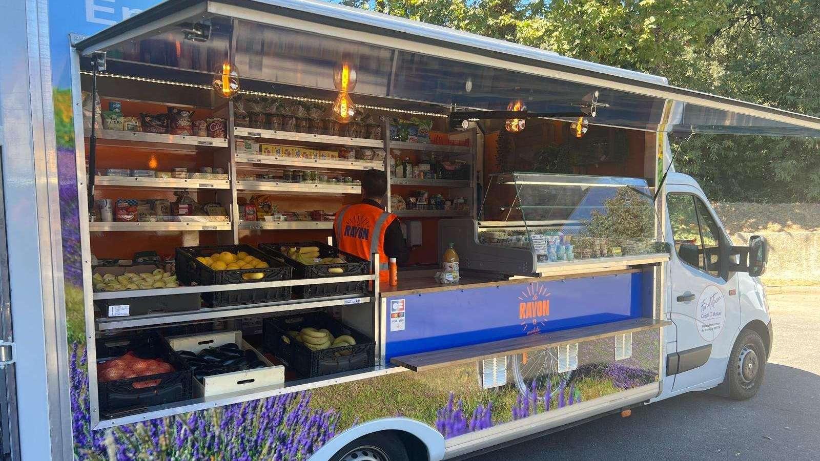 À Marseille, « Le Rayon » de la Banque Alimentaire 13 ; une épicerie mobile pour ne laisser personne au bord de la route