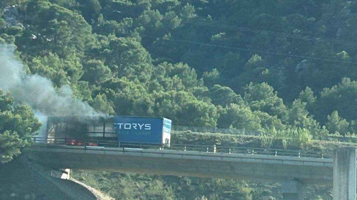 Poids lourd en feu sur l'A55 : circulation coupée sur la bretelle d’accès dans le sens Marseille - Martigues. 