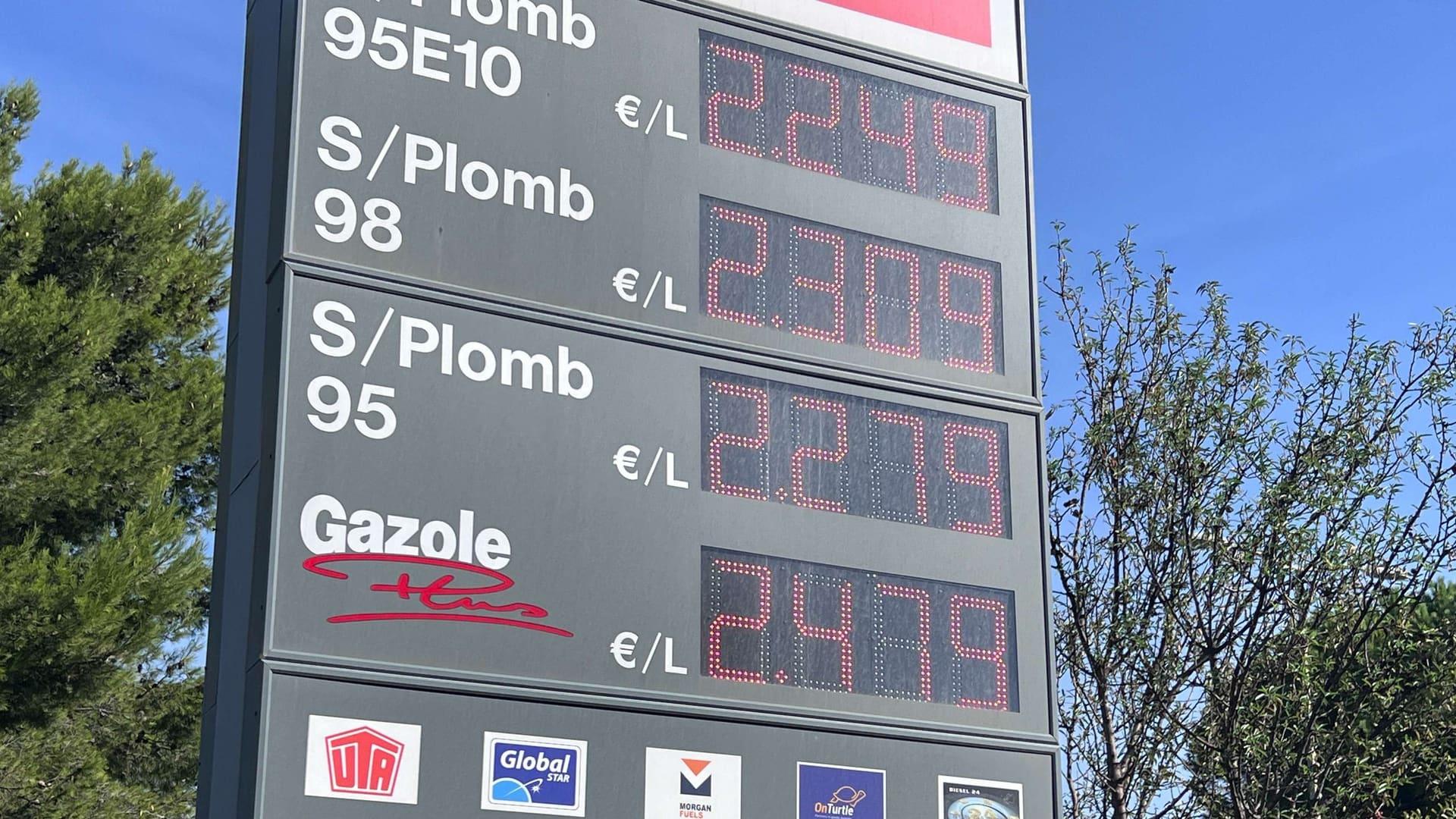 Carburants : Macron n'exclut pas une baisse des taxes si les prix devaient s'envoler