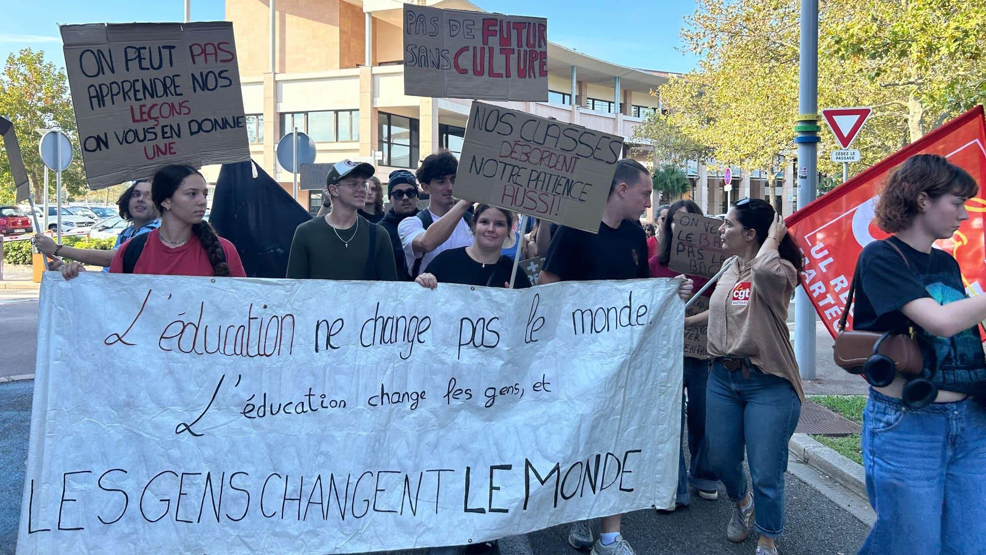 Mobilisation lycéenne à Martigues : un cortège pacifique jusqu'à l'hôtel de ville 