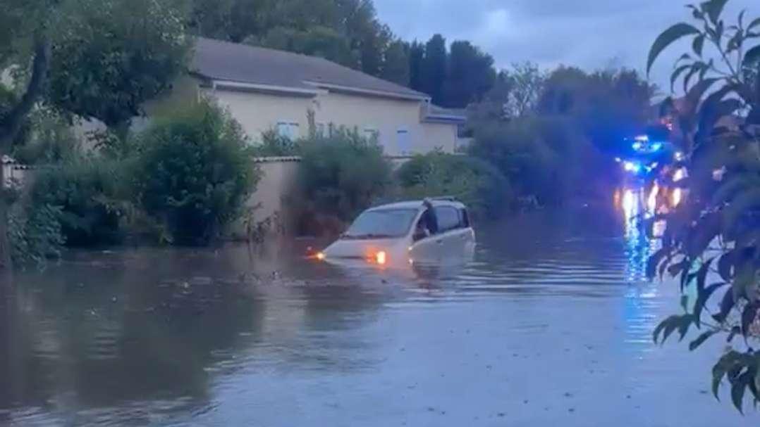 Intempéries dans les Bouches-du-Rhône : trois personnes piégées dans leur véhicule sur une route inondée