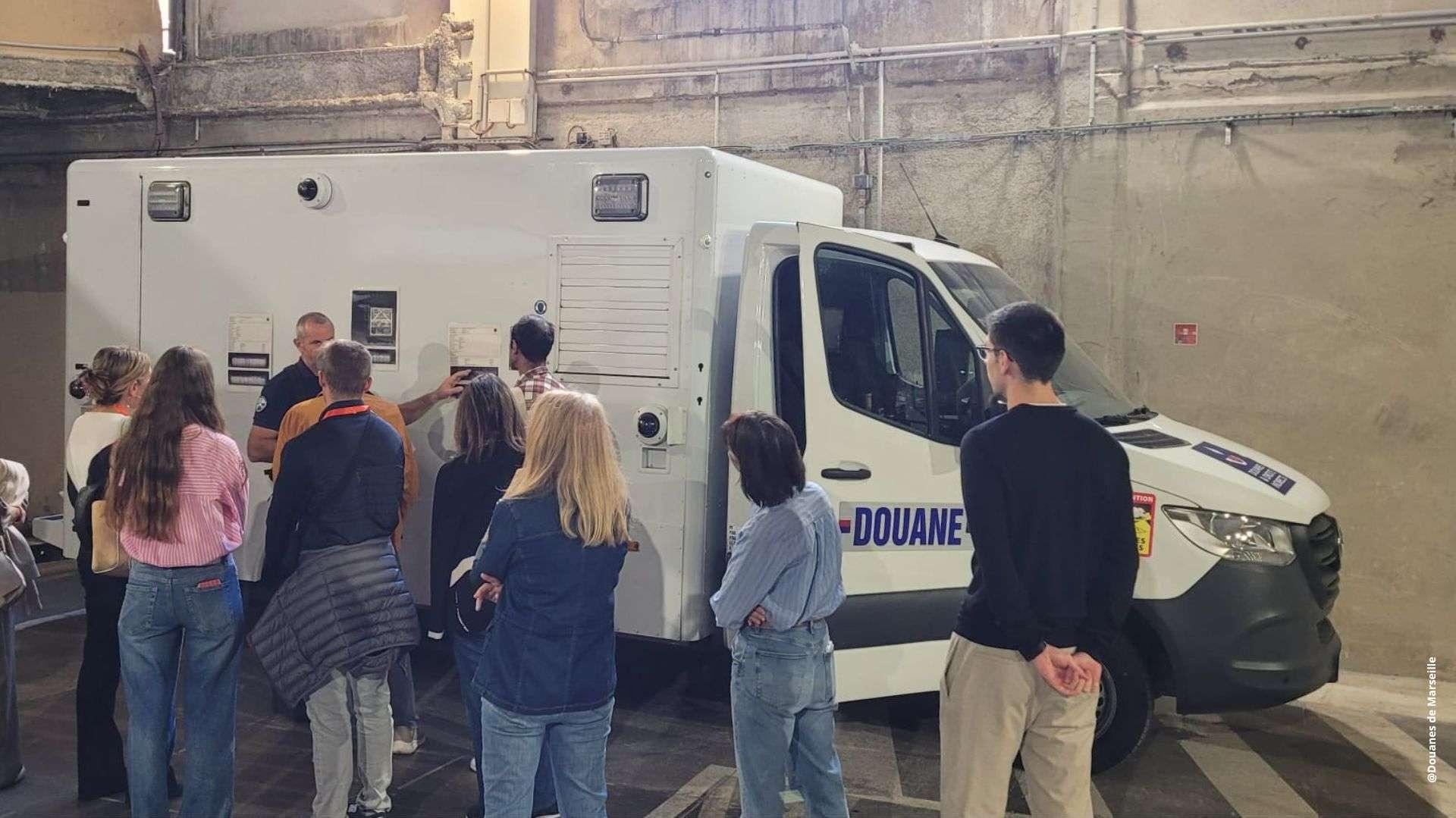 Marseille : chiens anti-trafic, tirs et contrefaçons… On a poussé les portes des douanes pour une grande première