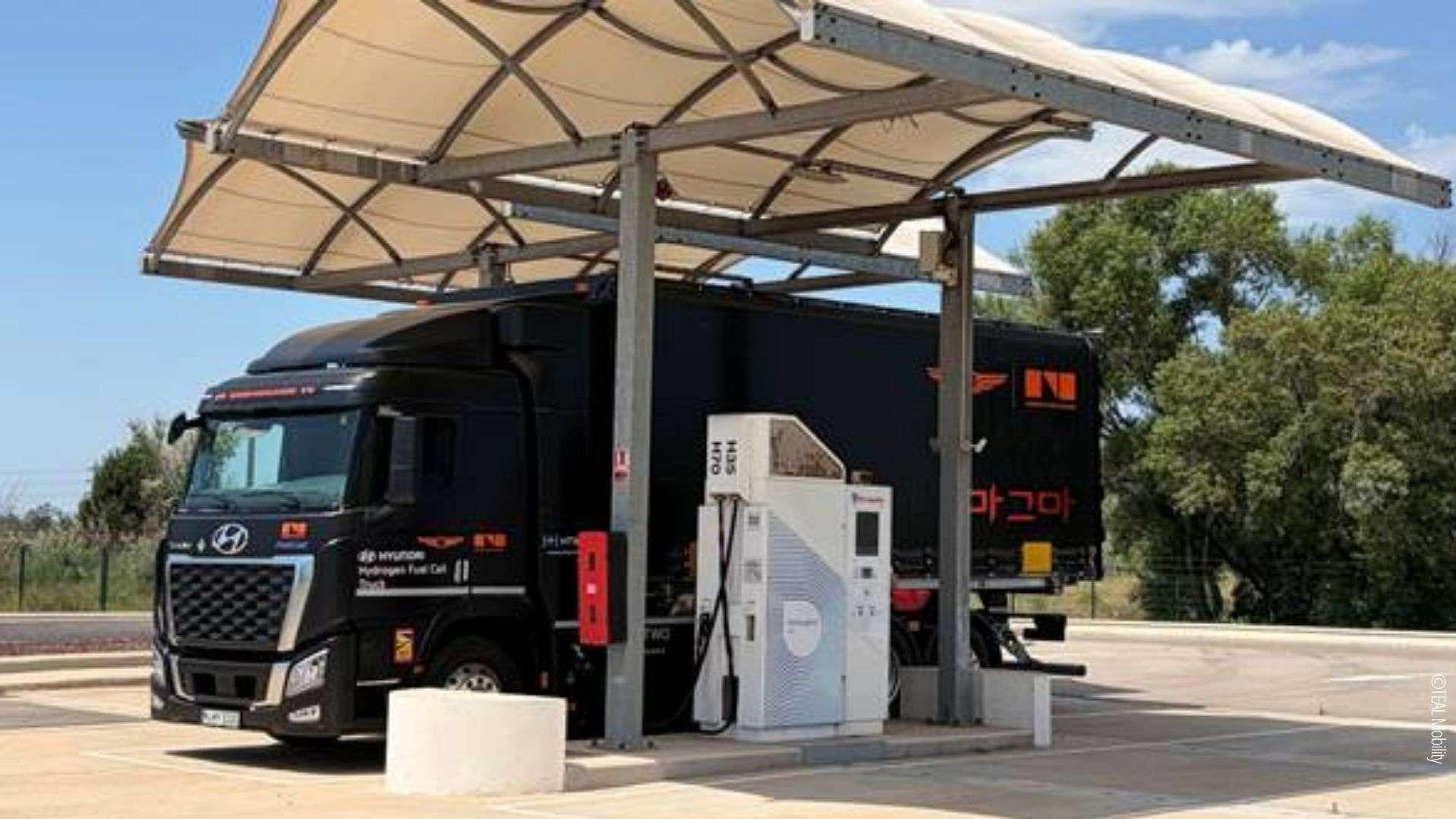 Décarbonation des transports : à Fos-sur-Mer, l'hydrogène confirme son potentiel un an après le lancement d'une station poids lourds