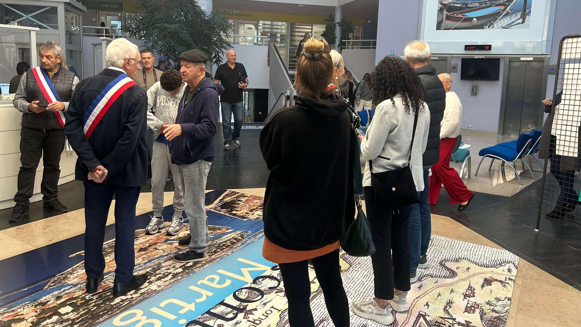 Violences contre les mairies : à Martigues, un rassemblement citoyen pour défendre la République et le vivre-ensemble