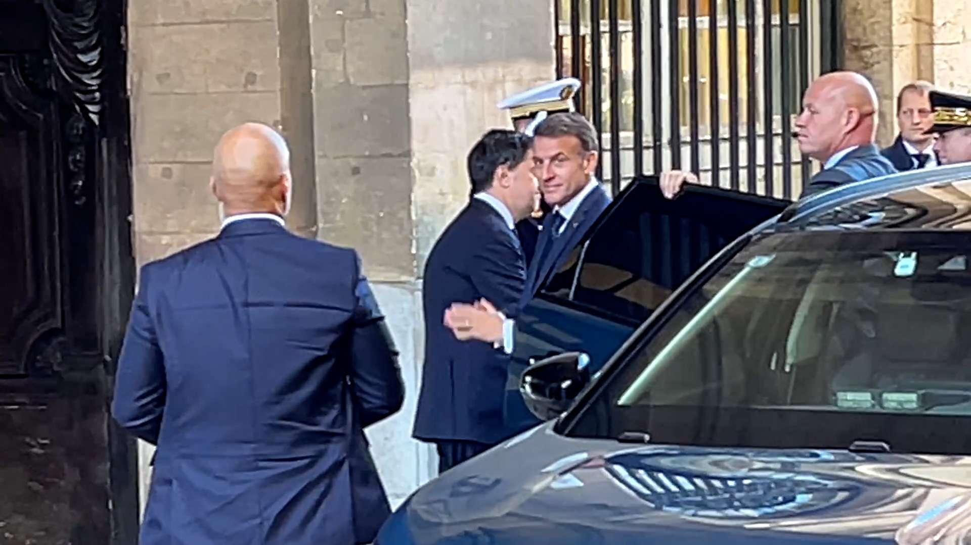Visite surprise à Marseille : Emmanuel Macron salue le maintien de l'ordre et promet des « annonces fortes » face à la crise sociale