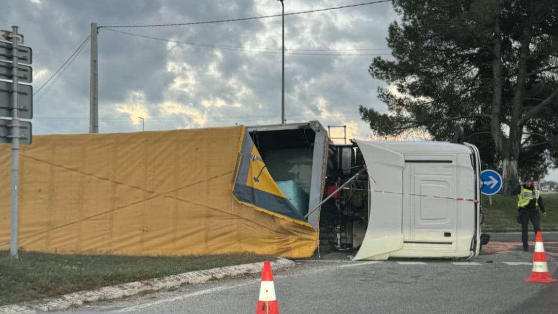 N569 : Un poids lourd renversé perturbe la circulation entre Istres et Miramas, la route est coupée