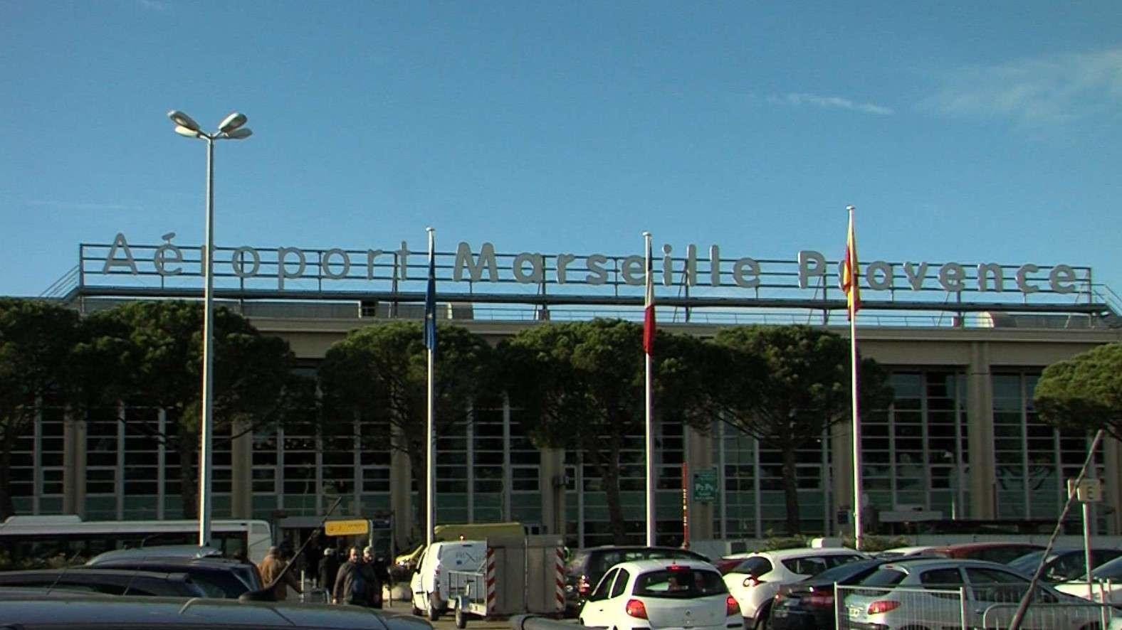 Une grève du contrôle aérien français perturbe les départs en vacances