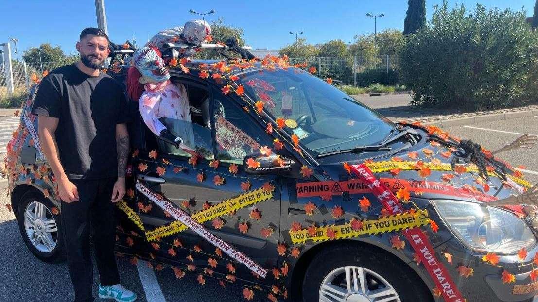 "Elle fait un peu peur aux enfants" : à Istres, il customise sa voiture pour Halloween
