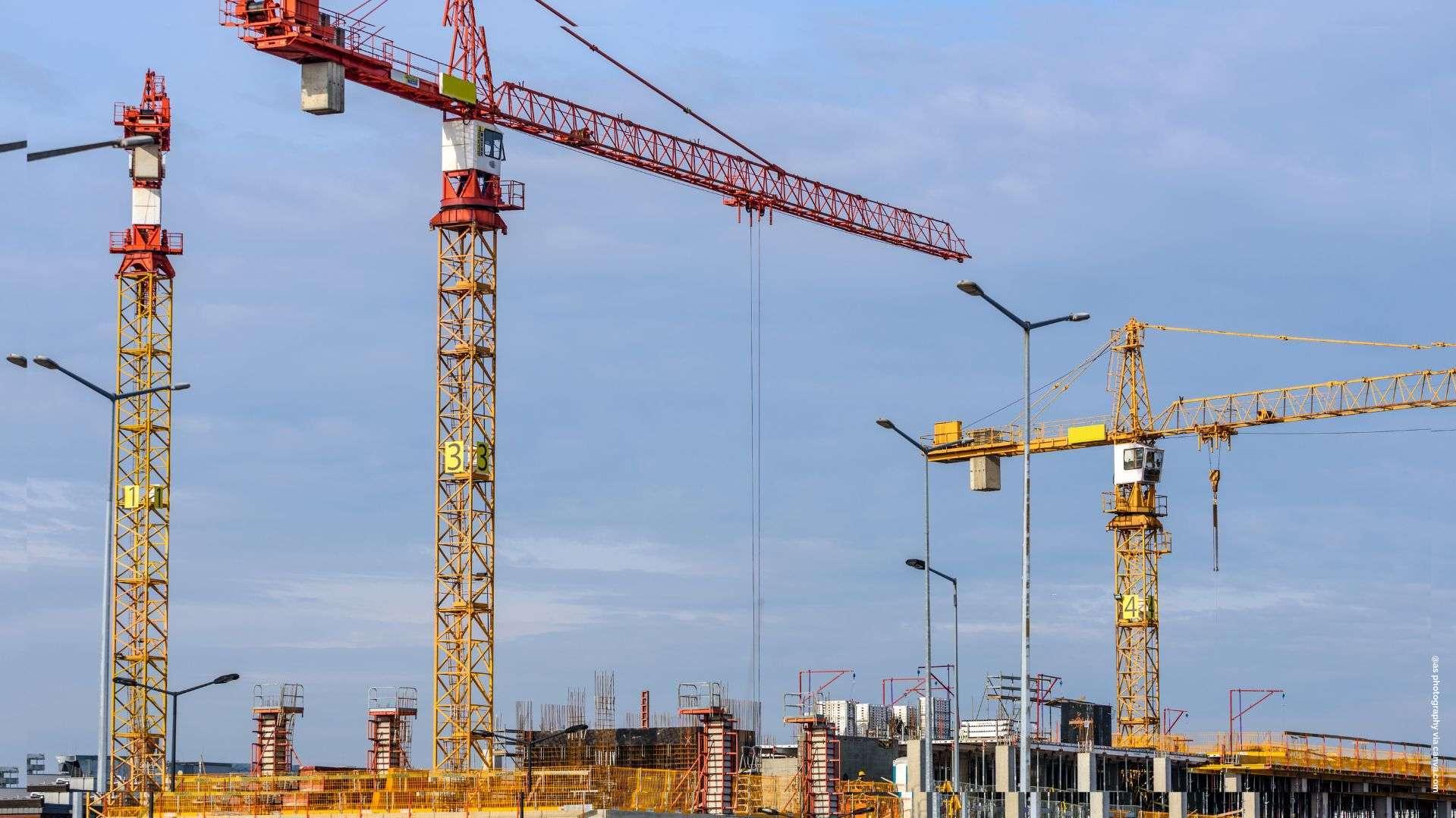 Val-d'Oise : une tornade renverse trois grues et tue un jeune travailleur sur un chantier